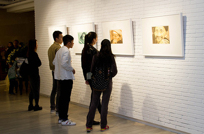 王華祥版畫(huà)展亮相愛(ài)慕美術(shù)館 回溯版畫(huà)之路，呈現(xiàn)藝術(shù)探索